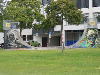 833029 Gezicht op de skate-halpipe op het Paardenveld, bij de Catharijnekade te Utrecht, met nieuwe graffiti uit 2016.